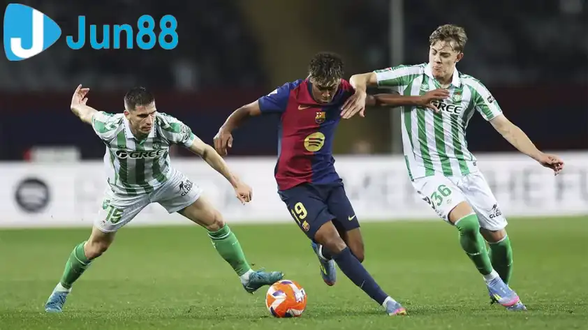 Với phong độ ấn tượng hơn, Barca được dự đoán sẽ chiến thắng trên sân đối thủ để củng cố ngôi đầu bảng. Với phong độ ấn tượng hơn, Barca được dự đoán sẽ chiến thắng trên sân đối thủ để củng cố ngôi đầu bảng.